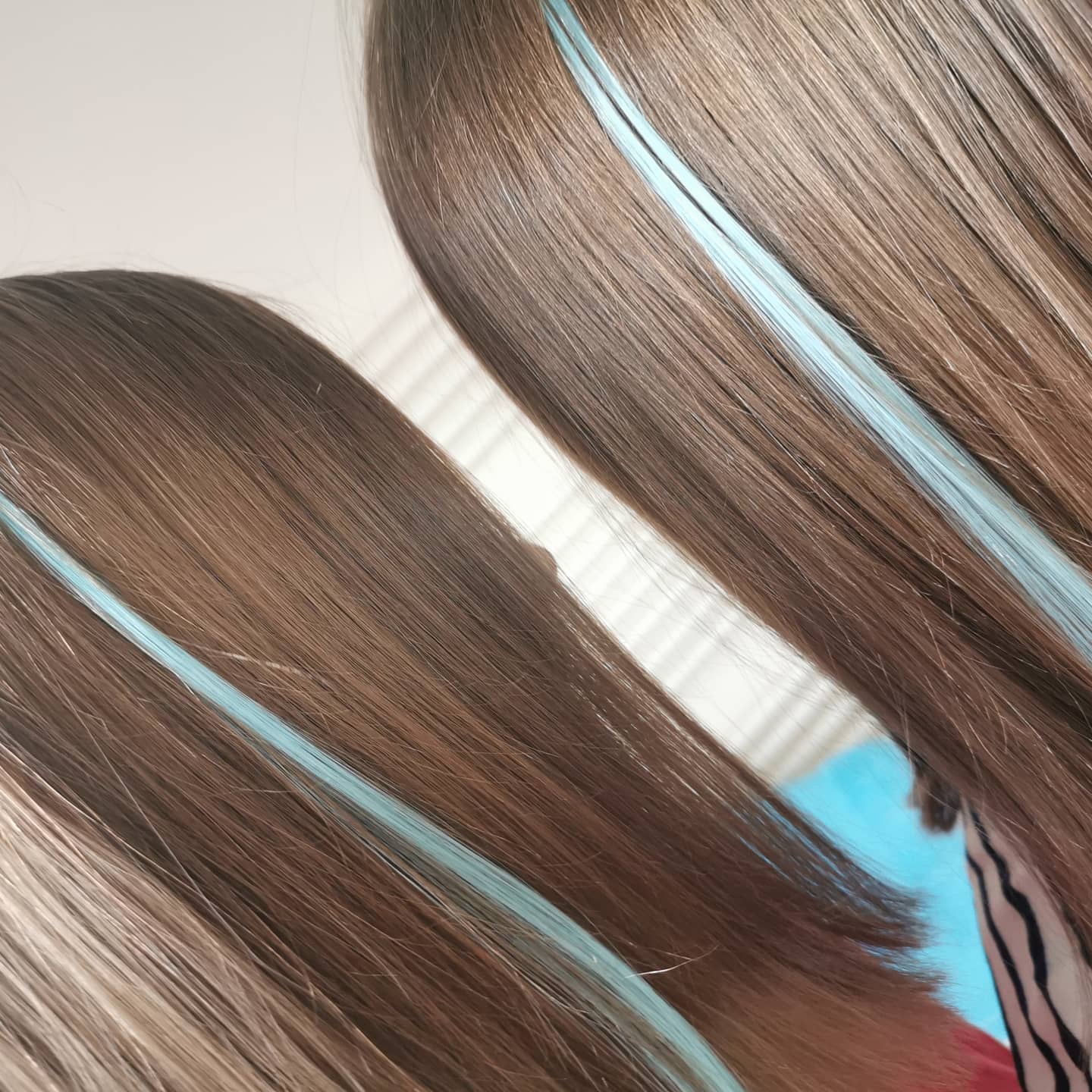 Hier eine tolle Farbwahl für die bunten Extensions.Kinder lieben diese Strähnen.. Und ich auch ️..#extensions #twins #color #hält #saskiastyles #kids #farben